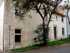 taille de pierre: façade enduite avec fenêtres taillées et remaçonnées