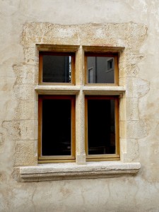 taille de pierre: taille et réfection d'un fenêtre à meneau en pierre coquillière