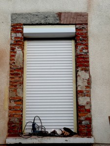 Etat intermédiaire avant restauration par un enduit imitation fausses briques